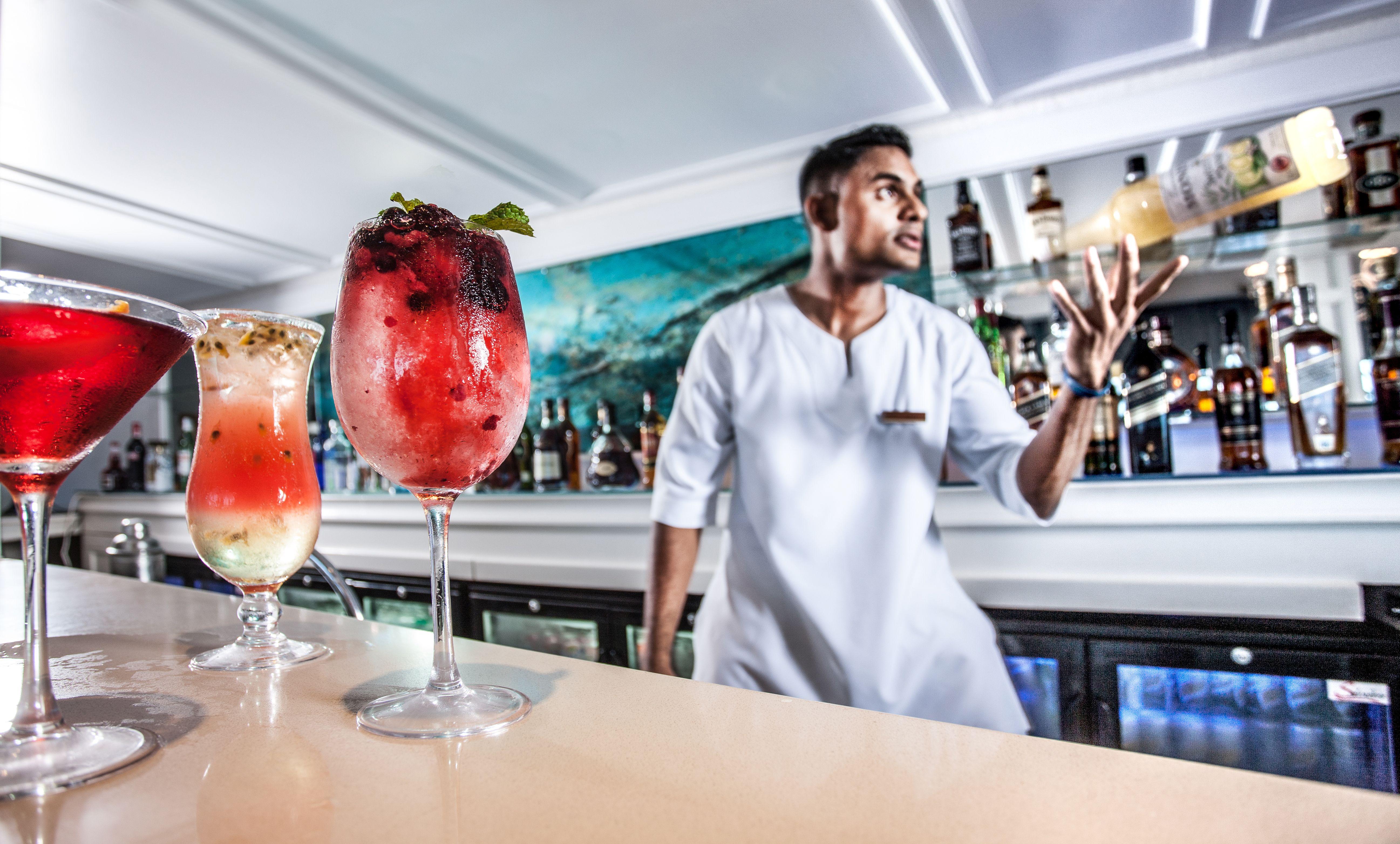 Beverly Hills Durban Exterior foto A bartender at work