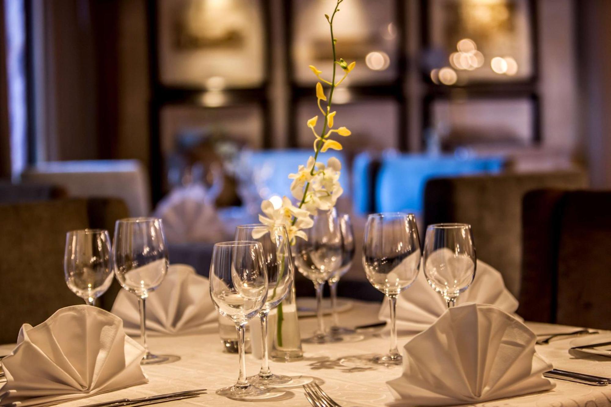 Beverly Hills Durban Exterior foto A table set for fine dining